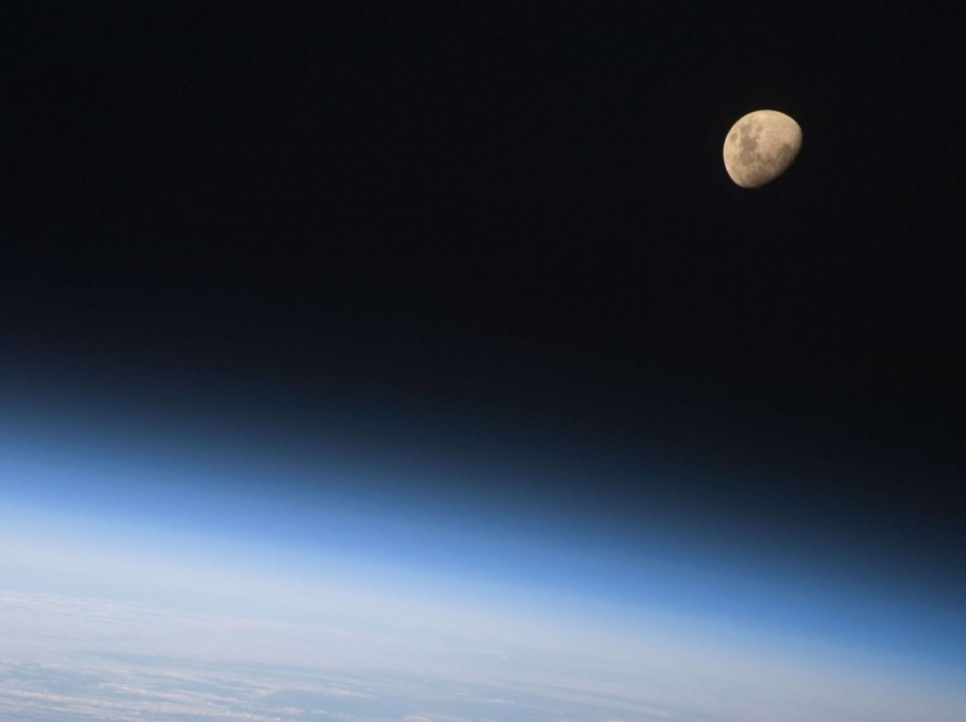La Lune vue depuis la navette Discovery, en 2009. (Nasa)